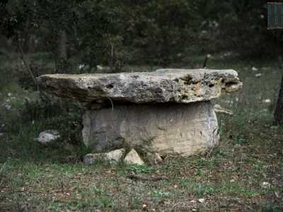 Al suo fianco � infine posta un grosso masso che funge da altare